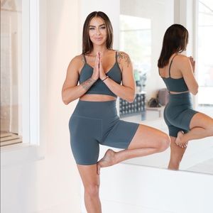 Gently used Alo Yoga set! Gorgeous! Worn twice!
